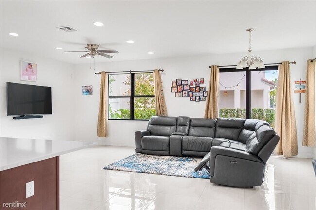 Building Photo - 3 br, 2.5 bath Townhome - 10015 Akenside Dr