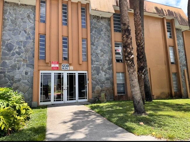 Building Photo - 1230 W 54th St