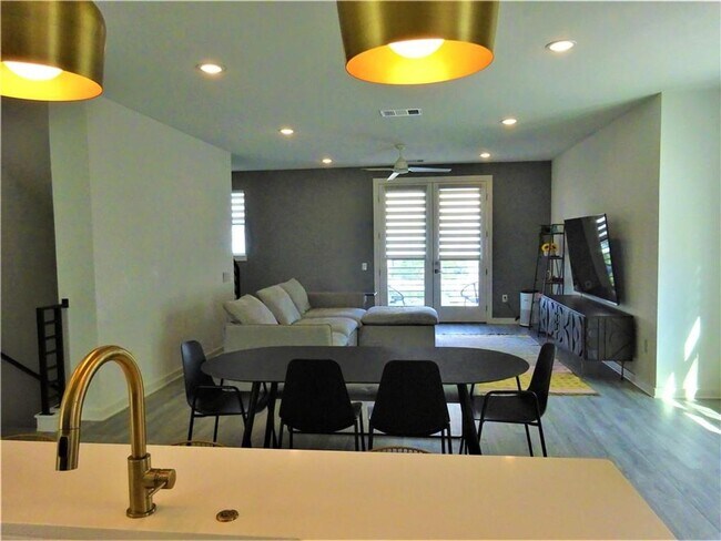 Building Photo - Gorgeous Condo in Desirable East Austin Lo...