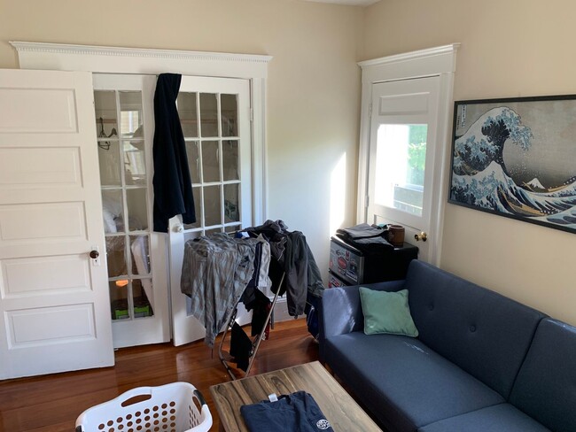 Building Photo - Huge 5 bed In Davis Square