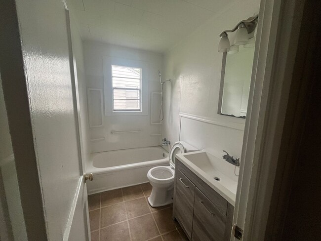 Building Photo - 2 Bedroom Plus bonus room 1 bath Home in Jacksonville