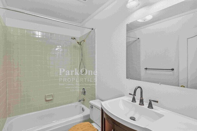 Building Photo - Beautiful Home in Peacock Creek