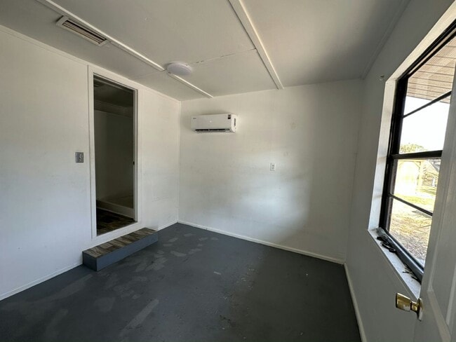 Building Photo - 14035 W River Rd