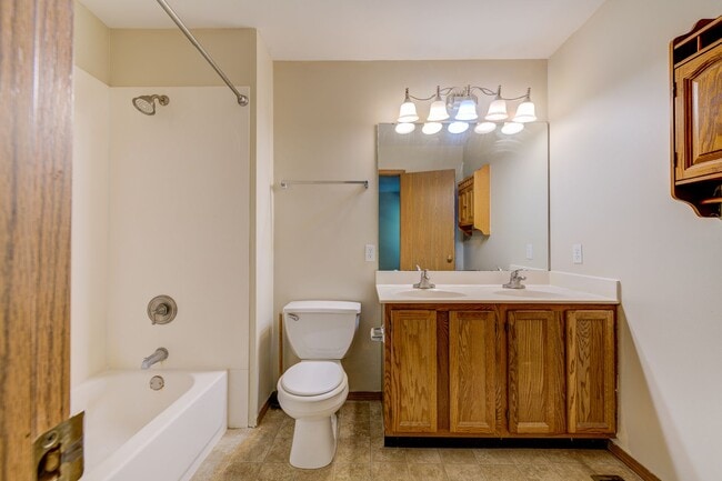 Building Photo - 650 Top Notch Ln