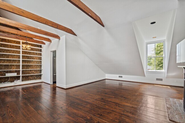 Building Photo - Available Now! Georgetown! Professionally Managed High End 1 Bed/ 1 Bath Condo