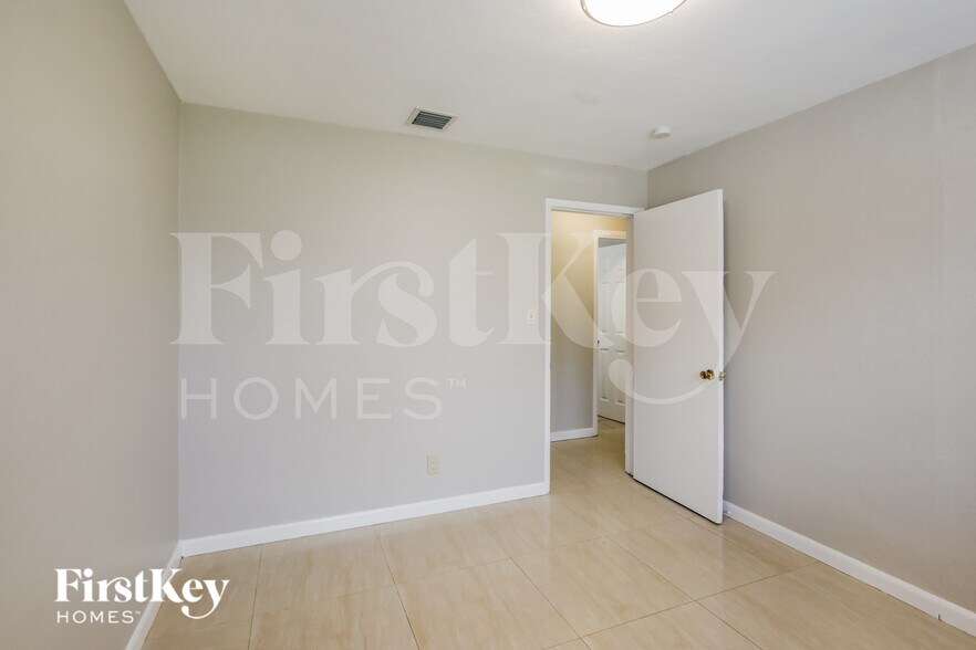 Building Photo - 5700 NE 7th Ave