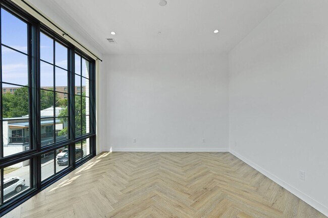 Building Photo - The 912 Building C