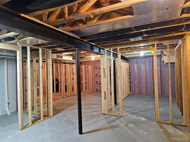 Building Photo - 264 Village Way S