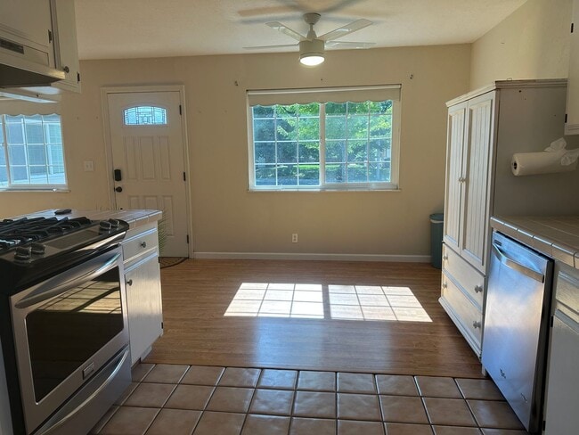 Building Photo - READY NOW! 3+1.5 City of Tehachapi - **SOL...