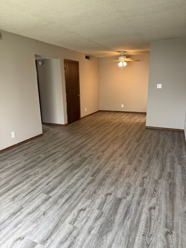 Building Photo - Comfortable 2BR Apartment in SW CoMo