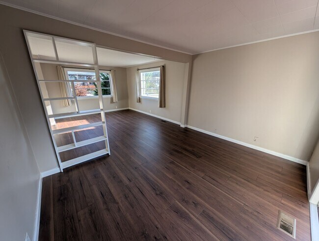 Building Photo - Available Now in Navy Yard City! New Floors & Paint! Tons of Space & Storage.