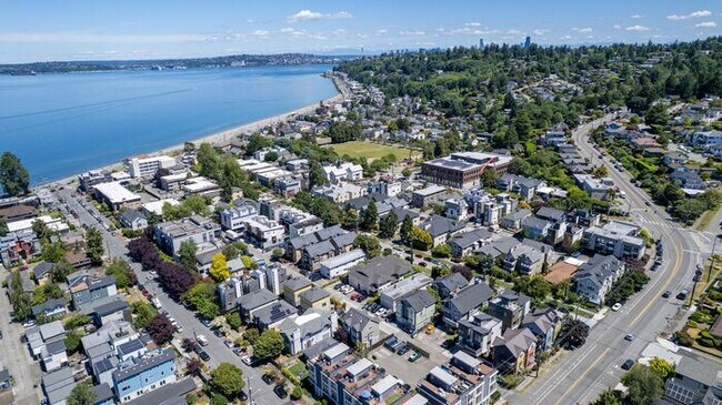 Building Photo - Charming AIR CONDITIONED Alki Townhome