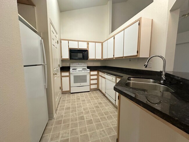 Building Photo - 2 Bedroom Hillsdale Commons Apartment!