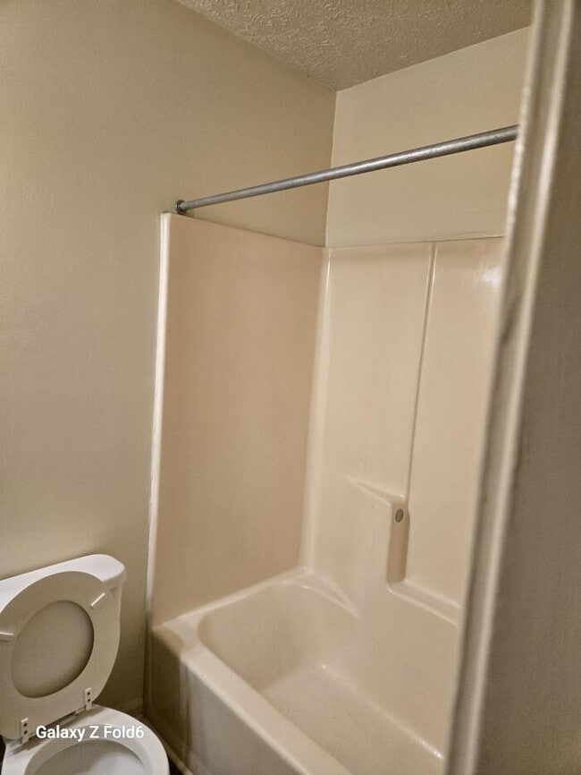 Building Photo - 2 Bedroom Townhouse