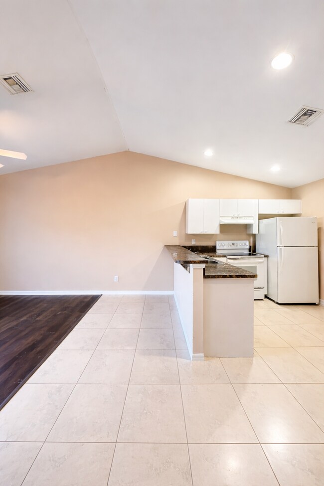 Building Photo - Central located 3 bed 2 bath duplex- 1 car garage