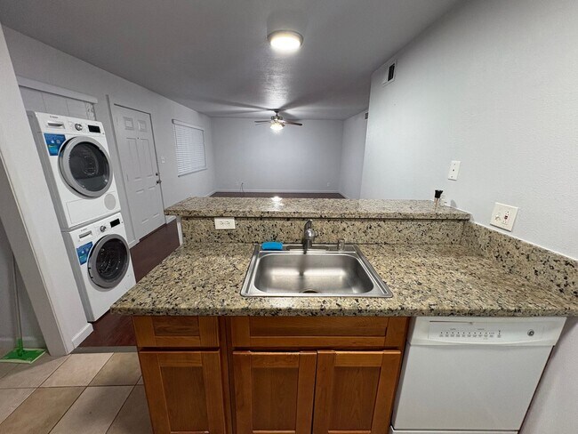 Building Photo - Rent Today! Available Charming 2 Bed 1 Bath in North Highlands Area!