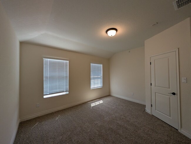 Building Photo - 1 MONTH FREE RENT / Close to HWY for Commu...