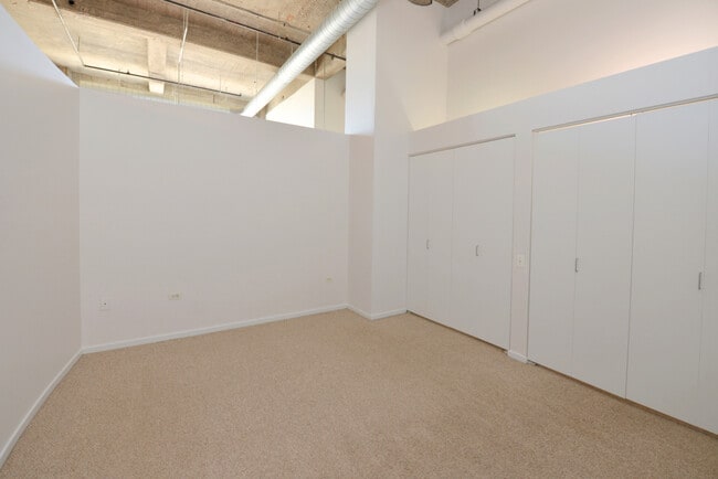 Building Photo - 900 N Kingsbury St