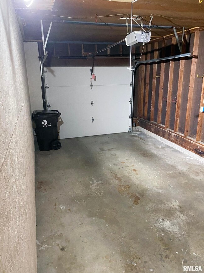 Building Photo - 1829 W Daytona Dr