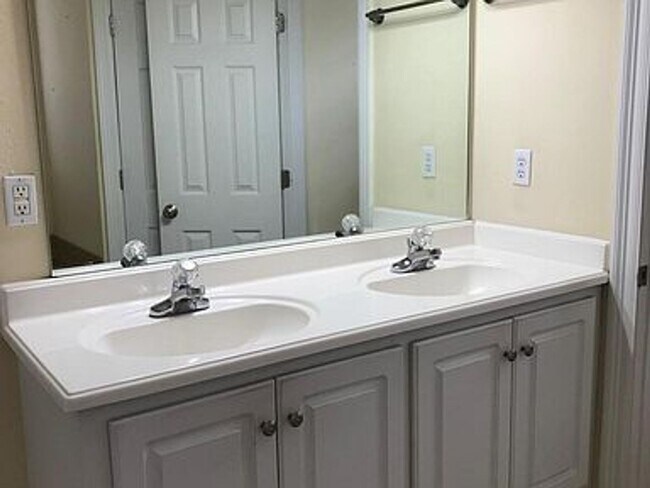 Building Photo - Perkinston 3 Bedroom