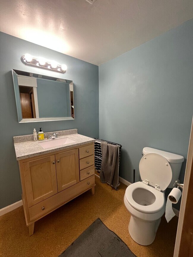 Building Photo - 4-Bedroom 3-Bathroom Home in Springfield