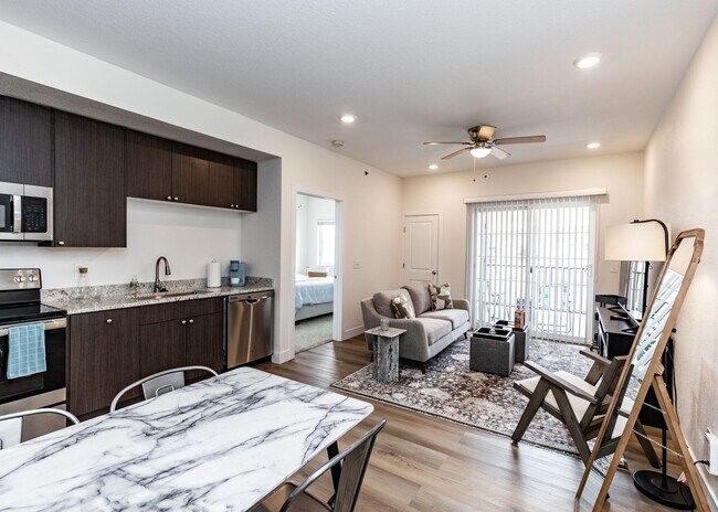 Building Photo - 1 bed, 1 bath Top Floor near Garden of the Gods