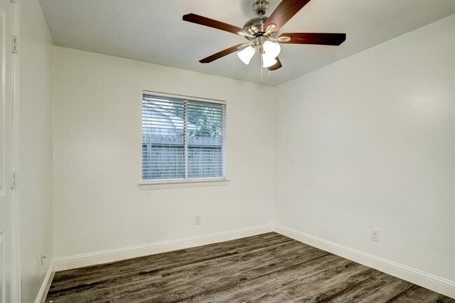 Building Photo - 219 Greenshire Dr