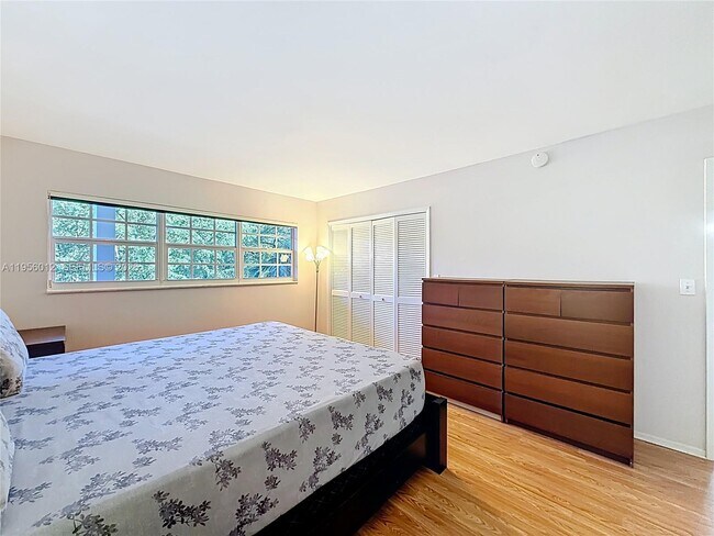 Building Photo - 605 Oaks Dr