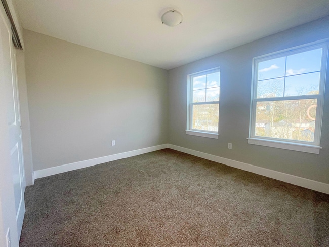 Building Photo - Beautiful 3 Bedroom Townhome in Delmont, P...