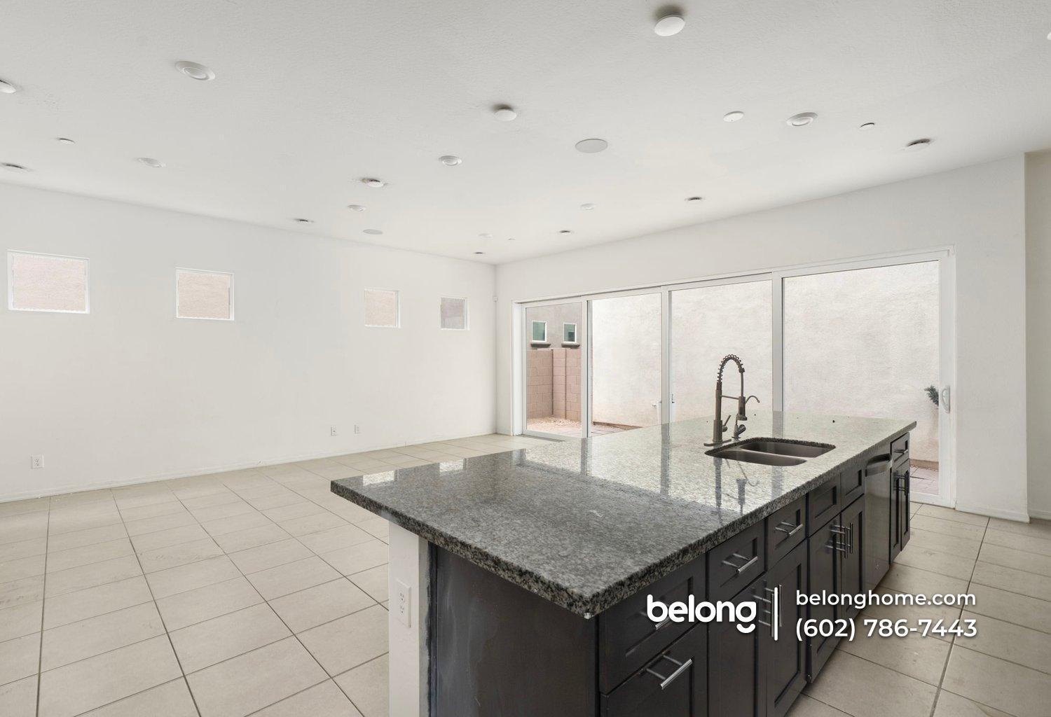 Building Photo - 221 E Balsam Dr