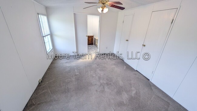 Building Photo - Country Home - Large Open Lot