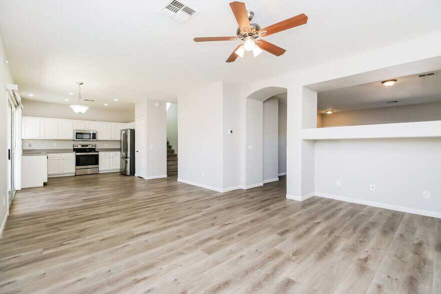 Building Photo - 11559 W Buchanan St