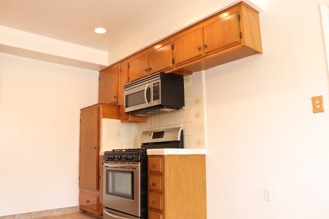 Building Photo - 985 W 9th St