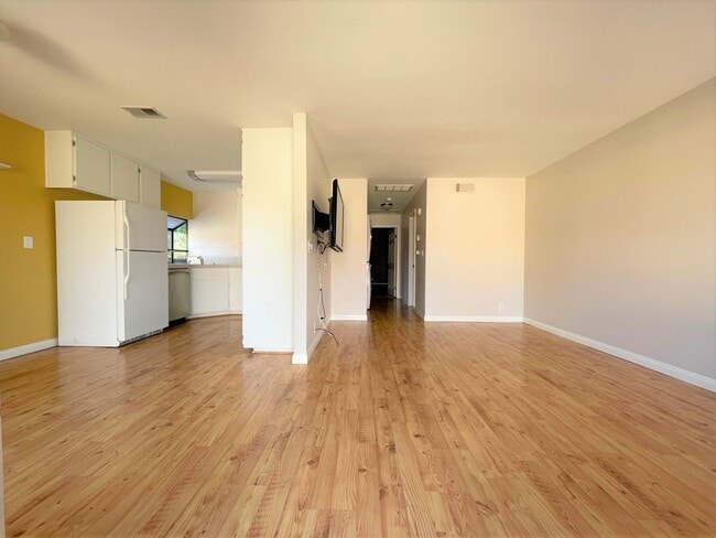 Building Photo - Updated Parkside Condo with Large Deck!