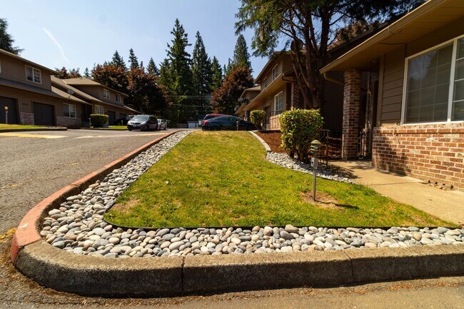 Building Photo - Large 2 bed 1.5bath townhouse