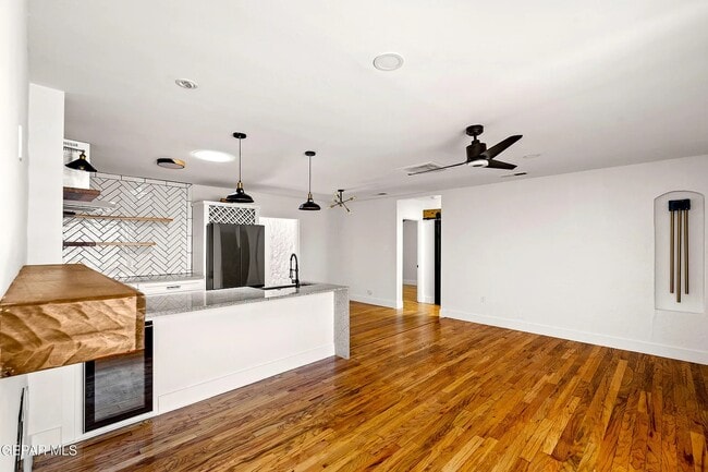 Building Photo - 721 Mesita Dr