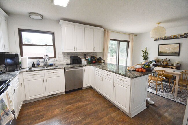 Building Photo - Charming 3-Bed, 2.5-Bath Split-Level Home ...