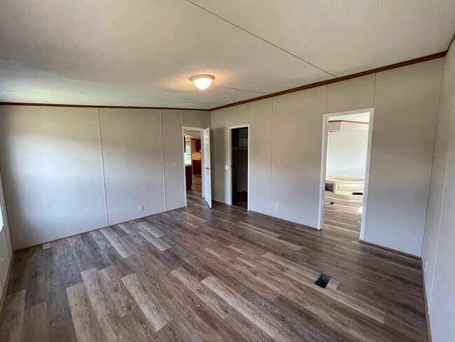 Building Photo - 117 Oldfield Cir