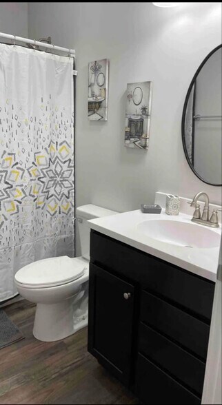 Building Photo - 21 Walnut Grv Ave