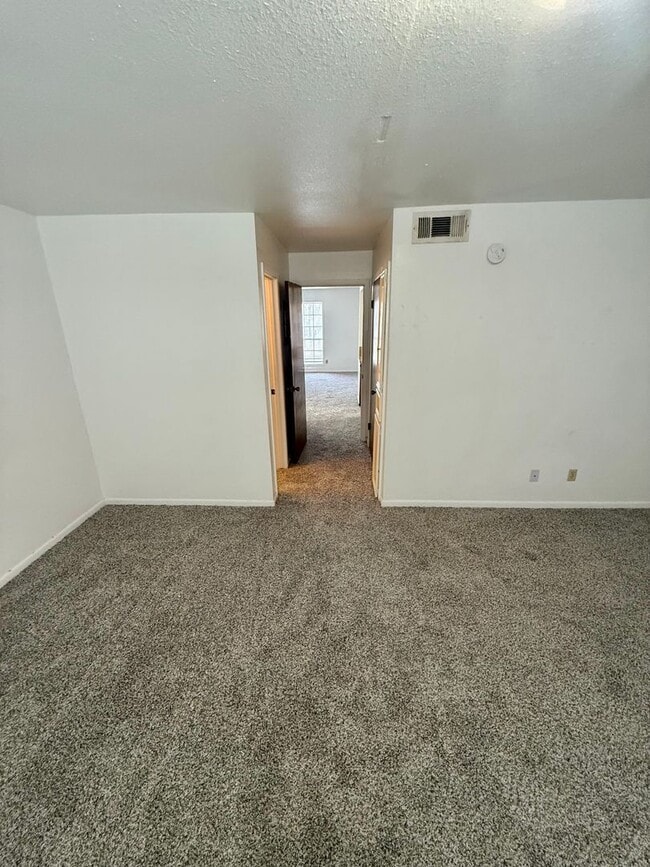 Building Photo - Spacious 1 bedroom! Hard to find!