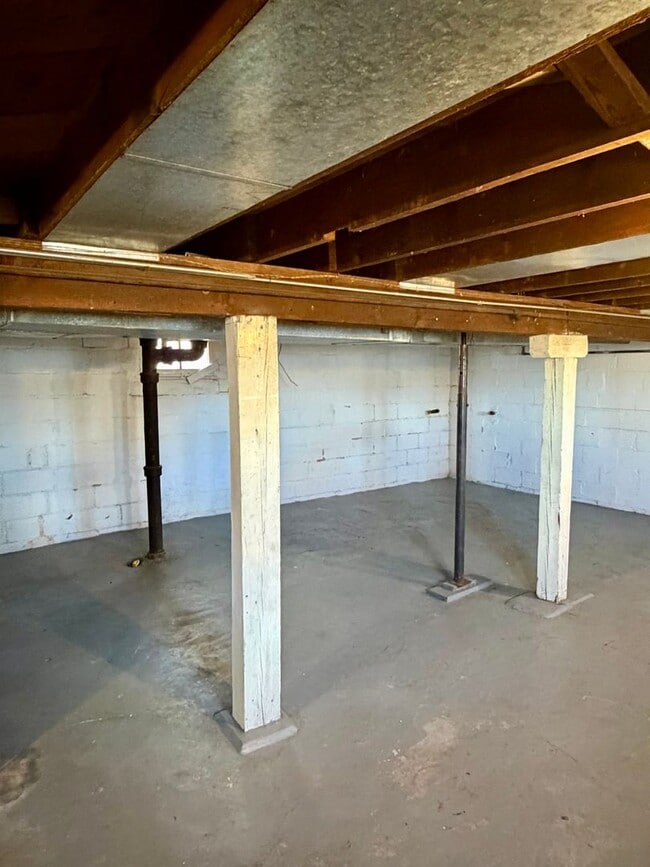 Building Photo - Spacious 3 bed/1.5 Bedroom House Close to Blackstone and Major Universities