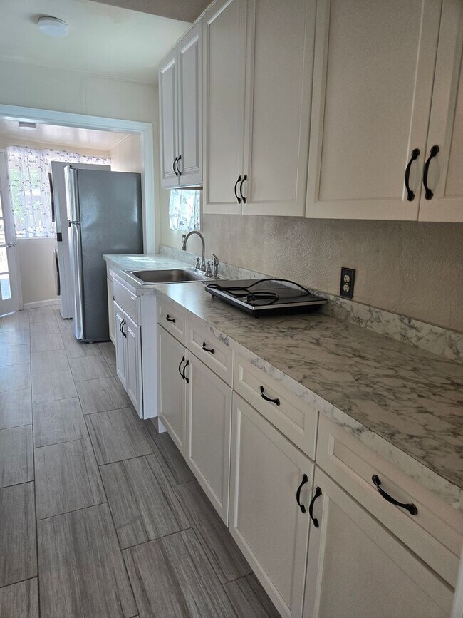 Building Photo - Immaculate Midtown Studio in Riverside