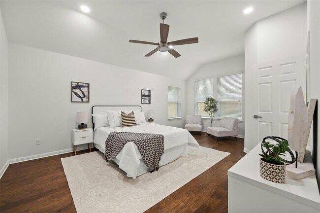 Building Photo - 5010 N Fresco Dr