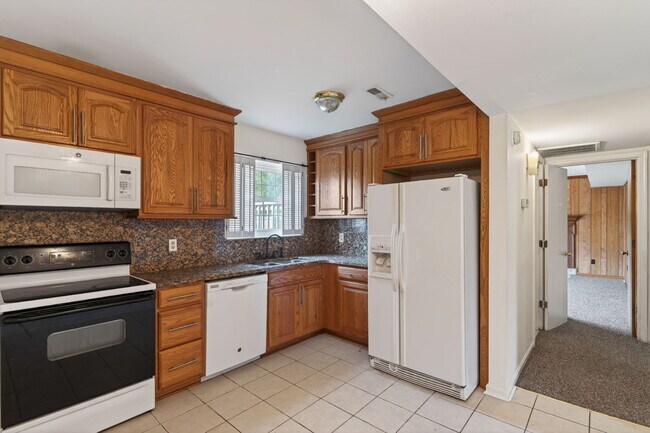 Building Photo - 195 Bentley Dr