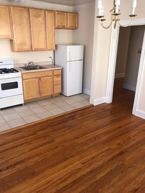 Building Photo - 1714 W Albion Ave