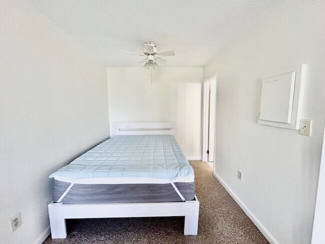 Building Photo - Convenient, beautiful, fully furnished and...