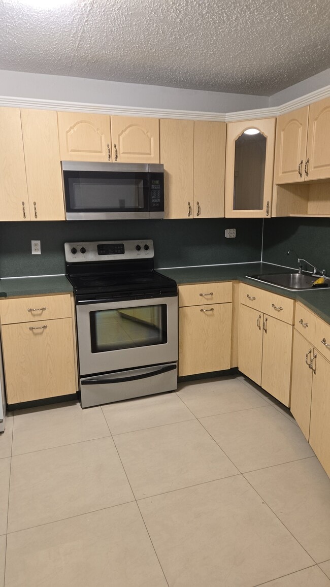 Building Photo - 1670 NE 191st St