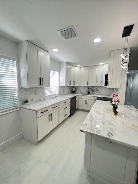 Building Photo - 708 Normandy Ln