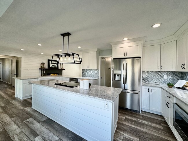 Building Photo - READY NOW!! Updated 5-Bedroom Home w/Fenced Backyard, Attached Garage  & Sunroom - Pet Friendly!