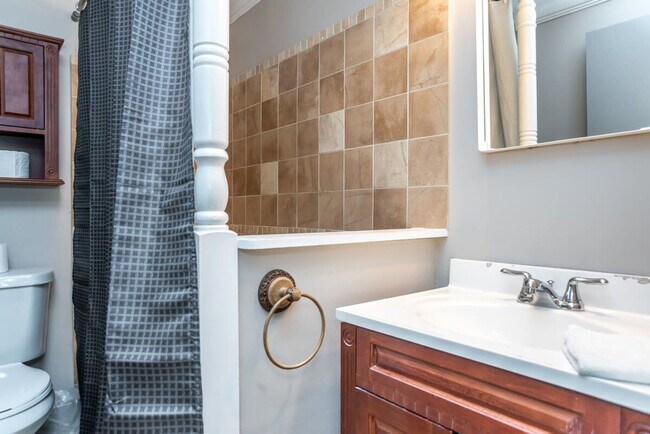 Building Photo - 300 W Peachtree St NW